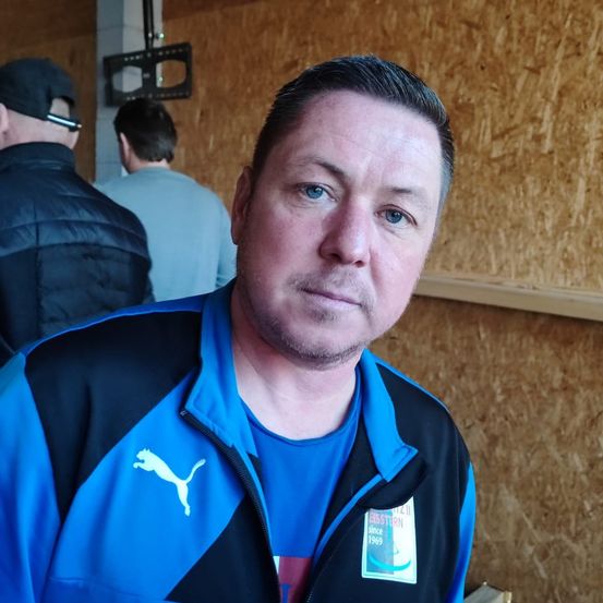 Bild enthält, Adult, Male, Man, Person, Guard, Face, Photography, Portrait, Crew Cut, Jacket