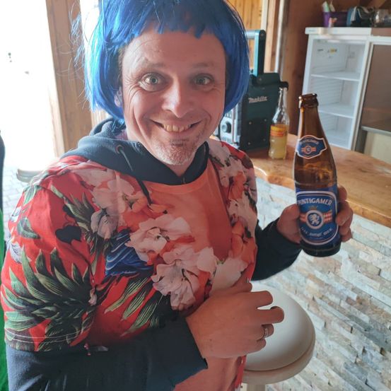 Bild enthält, Adult, Female, Person, Woman, Hair, Alcohol, Beer, Beverage, Blue Hair, Face