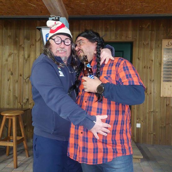 Bild enthält, Pants, Photography, Portrait, Interior Design, Glasses, Wood, Blouse, Jeans, Jacket, Potted Plant