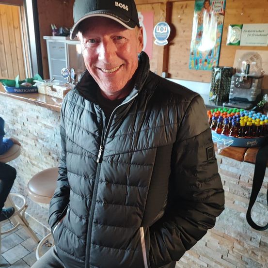 Bild enthält, Coat, Jacket, Cap, Hat, Person, Portrait, Adult, Male, Man, Smile