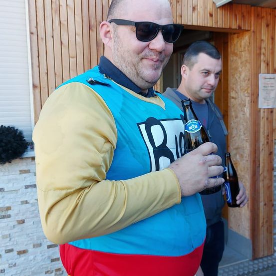 Bild enthält, Person, Photography, Portrait, Costume, Pants, Glasses, Sunglasses, T-Shirt, Vest, Man