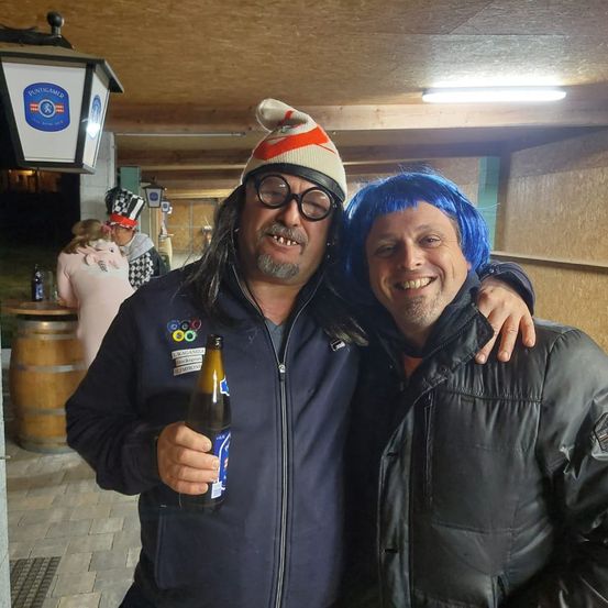 Bild enthält, Coat, Jacket, Photography, Portrait, Beer, Shelter, Glasses, Blazer, Lager, Cap