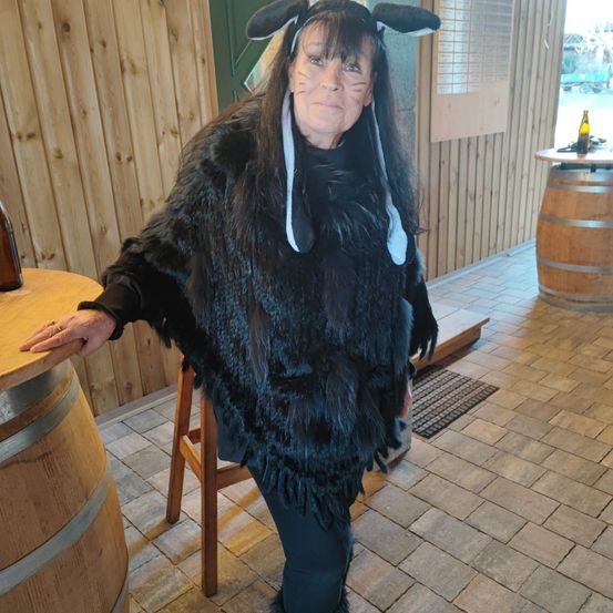 Bild enthält, Person, Wood, Face, Head, Clothing, Coat