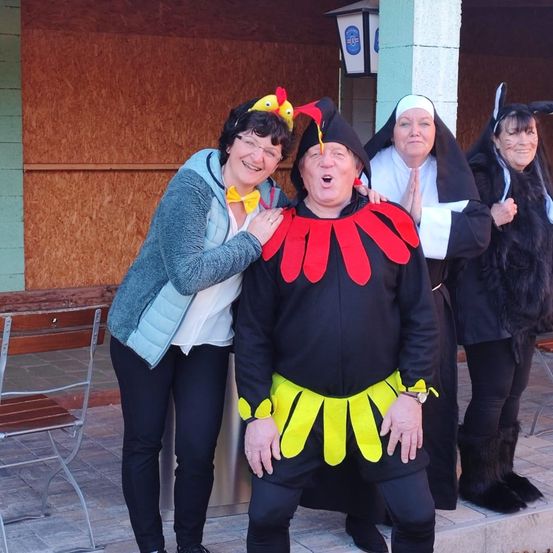 Bild enthält, Costume, Photography, Portrait, Shelter, Pants, Coat, Jacket, People, Shoe, Blazer