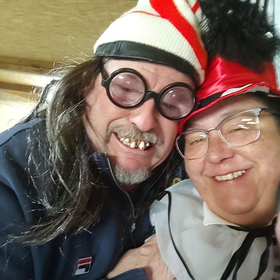 Bild enthält, Glasses, Face, Head, Photography, Portrait, Coat, Jacket, Hat, Teeth, Cap