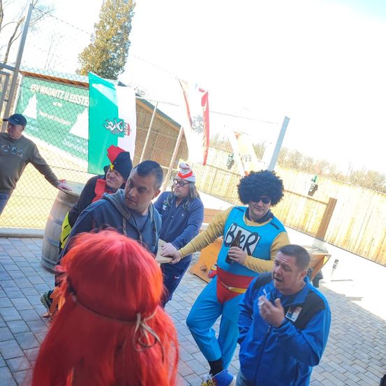 Bild enthält, Adult, Male, Man, Person, Female, Woman, Jeans, Portrait, Hair, Jacket