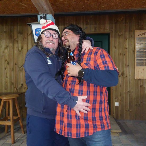 Bild enthält, Pants, Photography, Portrait, Interior Design, Glasses, Coat, Jacket, Jeans, Wood, Shelter