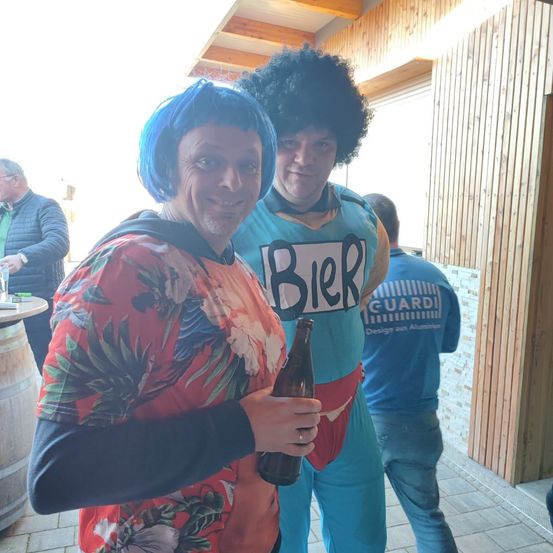 Bild enthält, Pants, Person, Photography, Portrait, Adult, Female, Woman, T-Shirt, Male, Man