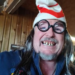 Bild enthält, Teeth, Glasses, Head, Photography, Portrait, Coat, Jacket, Cap, Hat, Smile