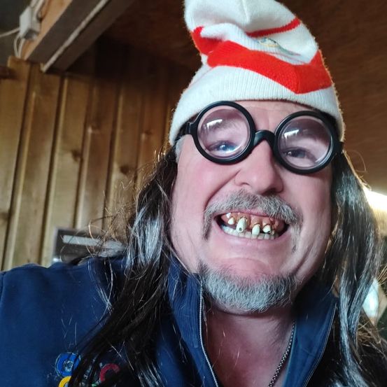 Bild enthält, Teeth, Glasses, Head, Photography, Portrait, Coat, Jacket, Cap, Hat, Smile