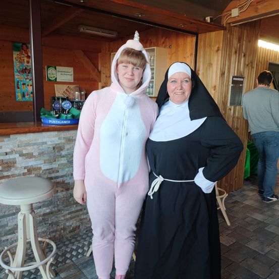 Bild enthält, People, Person, Adult, Female, Woman, Portrait, Male, Man, Interior Design, Furniture