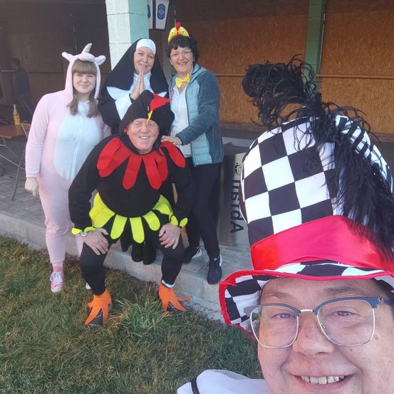 Bild enthält, Photography, Portrait, Costume, People, Glasses, Shelter, Grass, Coat, Jacket, Hat