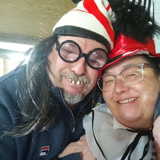 Bild enthält, Glasses, Coat, Person, Photography, Portrait, Jacket, Hat, Cap, Smile, Man