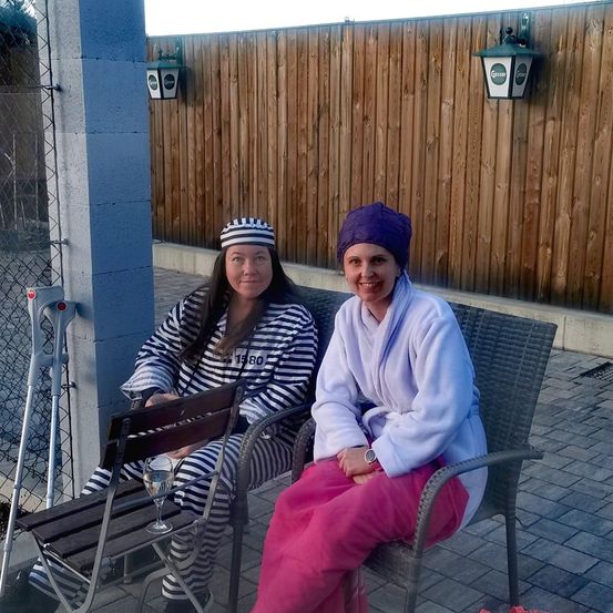 Bild enthält, Photography, Portrait, Shelter, Sitting, Cap, Hat, Potted Plant, Wood, Backyard, Interior Design