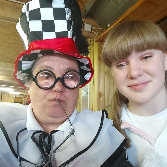 Bild enthält, Glasses, Face, Person, Portrait, Coat, Photobombing, Costume, Child, Female, Girl