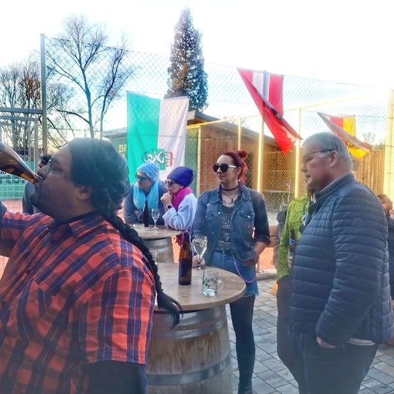 Bild enthält, People, Person, Adult, Male, Man, Outdoors, Alcohol, Beverage, Nature, Shaker