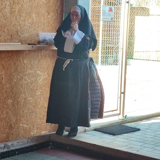 Bild enthält, Lady, Person, Adult, Female, Woman, Standing