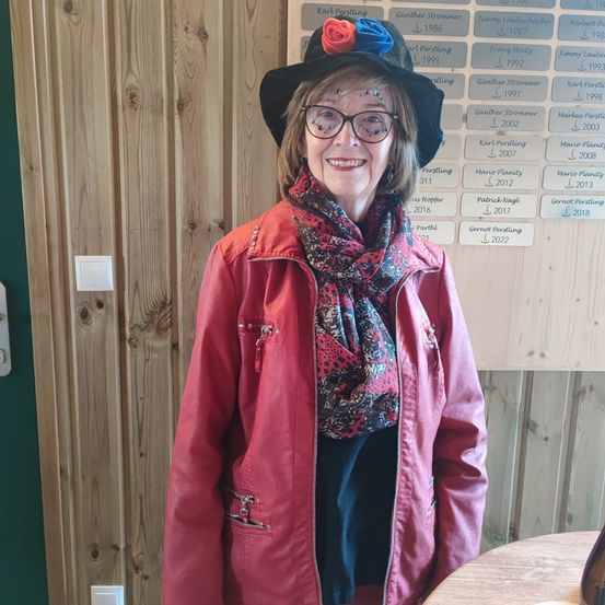 Bild enthält, Coat, Jacket, Adult, Female, Person, Woman, Photography, Portrait, Glasses, Interior Design