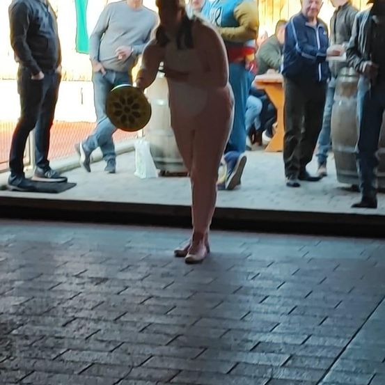 Bild enthält, Adult, Female, Person, Woman, People, Male, Man, Urban, Shoe, Dancing