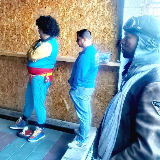 Bild enthält, Pants, Plywood, Wood, Jeans, Person, Portrait, Coat, Jacket, Adult, Man