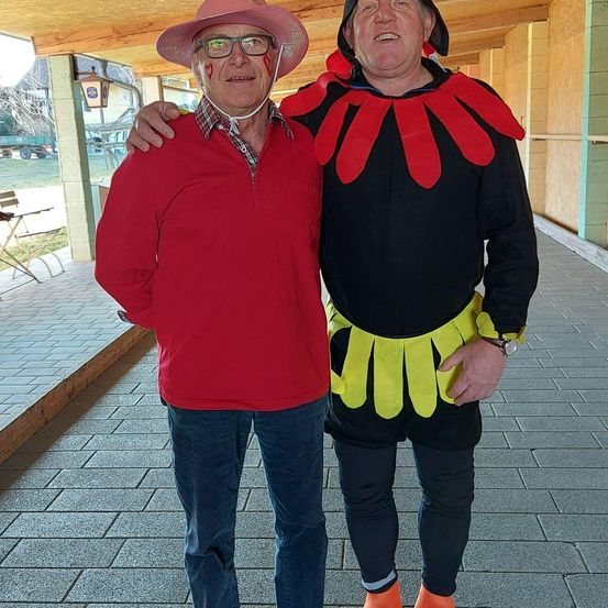 Bild enthält, Photography, Portrait, Pants, Costume, Shoe, Hat, Glasses, People, Cap, Coat