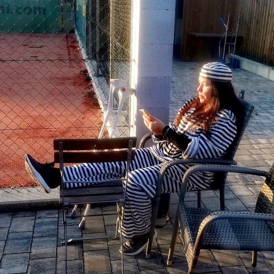 Bild enthält, Person, Sitting, Furniture, Clothing, Footwear, Shoe, Path, Outdoors, Chair