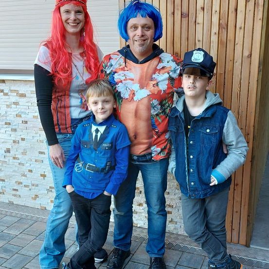 Bild enthält, Pants, Jeans, Person, Photography, Portrait, Costume, Boy, Child, Male, Hair