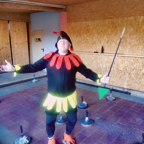 Bild enthält, Costume, Person, Floor, Face, Photography, Portrait, Baton, Stick, Sword, Toy