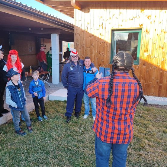 Bild enthält, Pants, Shelter, Person, Photography, Portrait, Jeans, Coat, Jacket, Grass, People