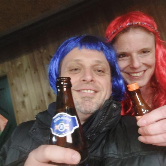 Bild enthält, Beer, Face, Person, Photography, Portrait, Hair, Bottle, Adult, Male, Man