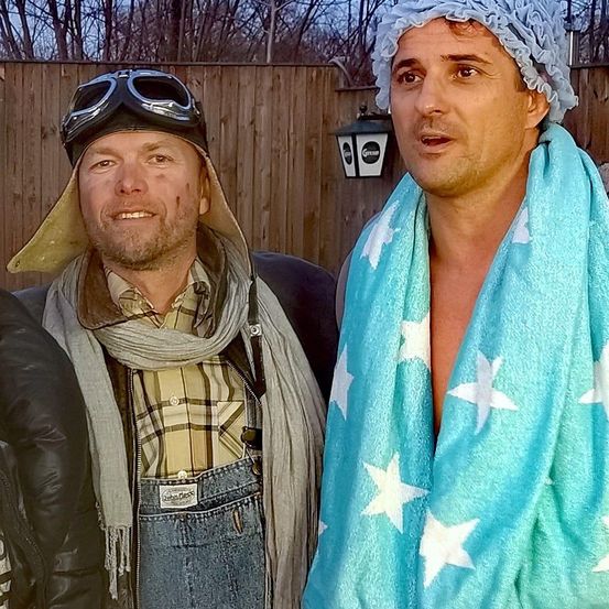 Bild enthält, Person, Photobombing, Clothing, Hat, Face, Head