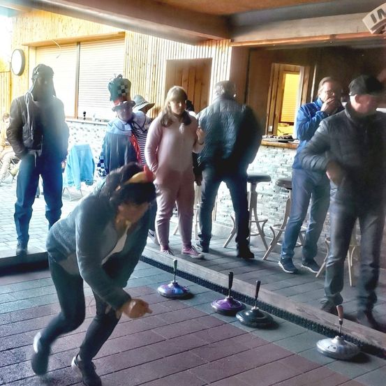 Bild enthält, People, Person, Adult, Male, Man, Female, Woman, Jeans, Shoe, Jacket