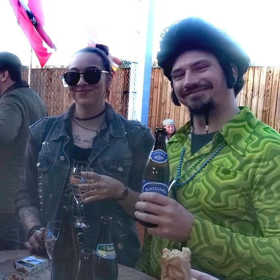 Bild enthält, Person, Photography, Portrait, Beer, Bottle, Sunglasses, Glass, Adult, Male, Man