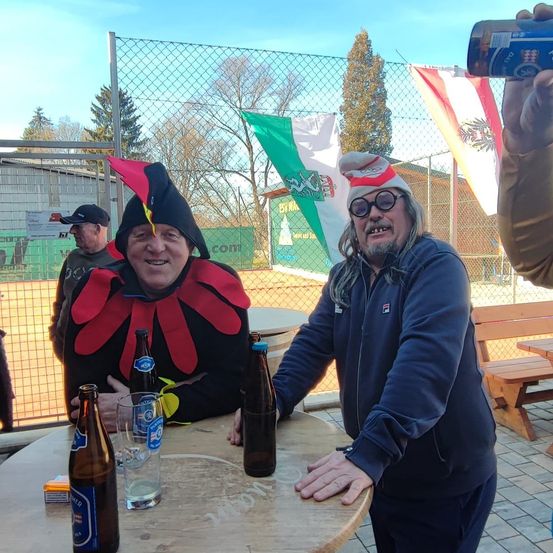 Bild enthält, Adult, Male, Man, Person, Alcohol, Beer, Beverage, Can, Shaker, Face