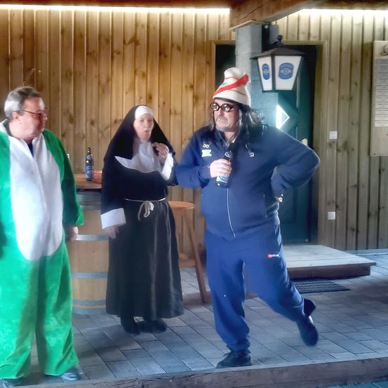 Bild enthält, Pants, Person, Portrait, Coat, Interior Design, Adult, Female, Woman, Costume, Shelter