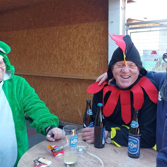 Bild enthält, Photography, Portrait, Glasses, Hat, People, Coat, Cap, Beer, Jacket, Costume