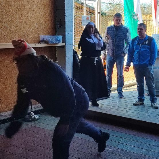 Bild enthält, Adult, Female, Person, Woman, Male, Man, People, Jacket, Jeans, Photobombing