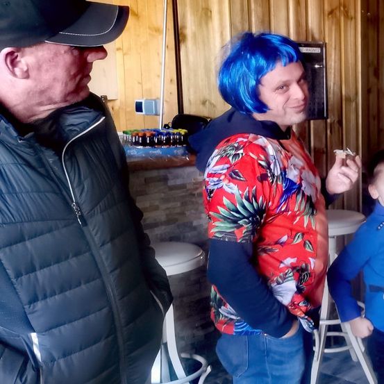 Bild enthält, Pants, Person, Portrait, Adult, Male, Man, Hat, Jeans, Jacket, Hair