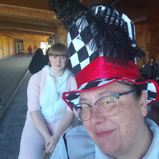 Bild enthält, Glasses, Person, Photography, Portrait, Hat, Adult, Female, Woman, Street, Urban