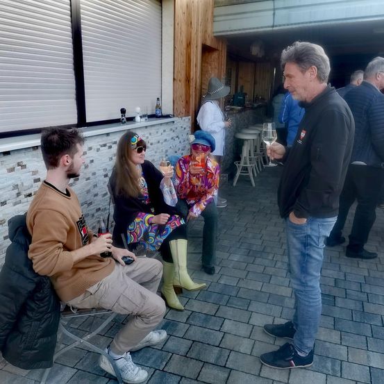 Bild enthält, Pants, People, Person, Adult, Male, Man, Advertisement, Female, Woman, Poster