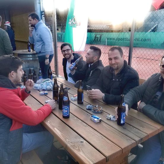 Bild enthält, Furniture, Table, Dining Table, People, Person, Adult, Male, Man, Portrait, Tabletop