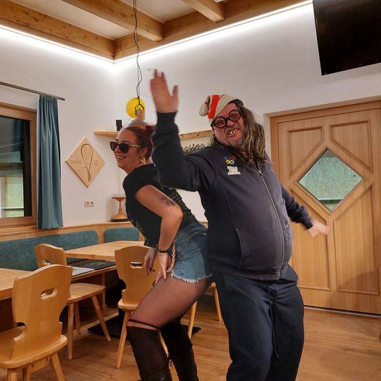 Bild enthält, Plywood, Wood, Interior Design, Dining Room, Dining Table, Table, Hardwood, Portrait, Floor, Flooring