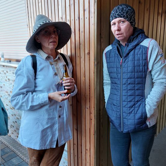 Bild enthält, Hat, Pants, Coat, Adult, Female, Person, Woman, Sun Hat, Jacket, Long Sleeve