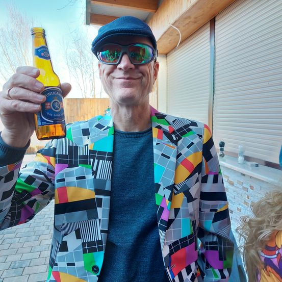 Bild enthält, Person, Photography, Portrait, Beer, Beer Bottle, Bottle, Sunglasses, Lager, Adult, Man