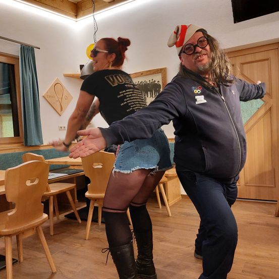 Bild enthält, Wood, Plywood, Pants, Dining Table, Table, Hardwood, Adult, Male, Man, Person