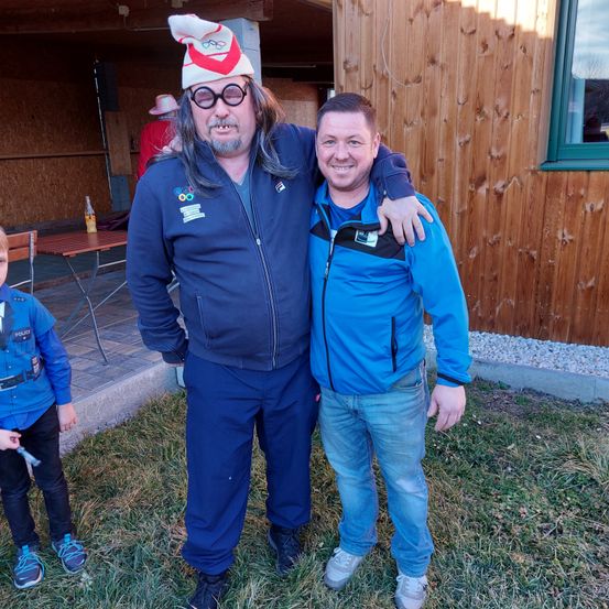 Bild enthält, Pants, Jeans, Coat, Jacket, Person, Photography, Portrait, Glasses, Adult, Man