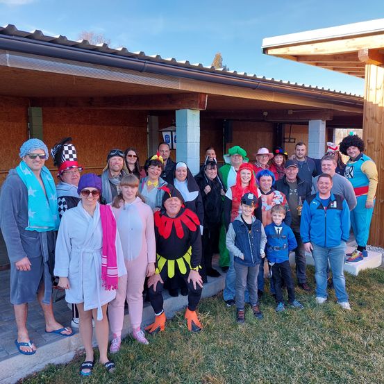 Bild enthält, Pants, Jeans, Cap, Hat, People, Person, Shelter, Baseball Cap, Portrait, Man