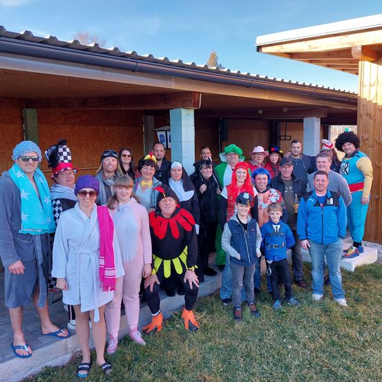 Bild enthält, Pants, Shelter, People, Person, Jeans, Portrait, Shoe, Adult, Male, Man