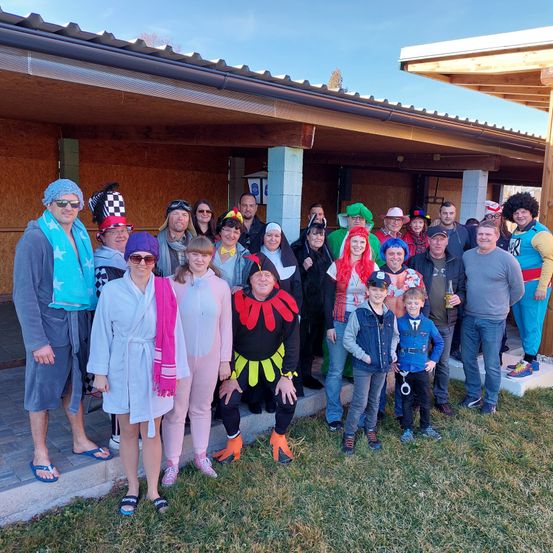 Bild enthält, Pants, Shelter, Hat, Person, Portrait, Cap, Jeans, Baseball Cap, People, Man