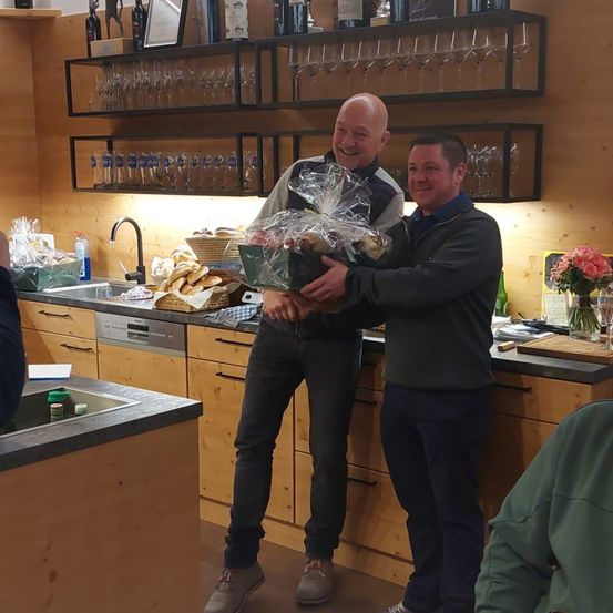 Bild enthält, Wood, Photography, Portrait, Dining Table, Interior Design, Pants, Dining Room, Plywood, Beer, Restaurant